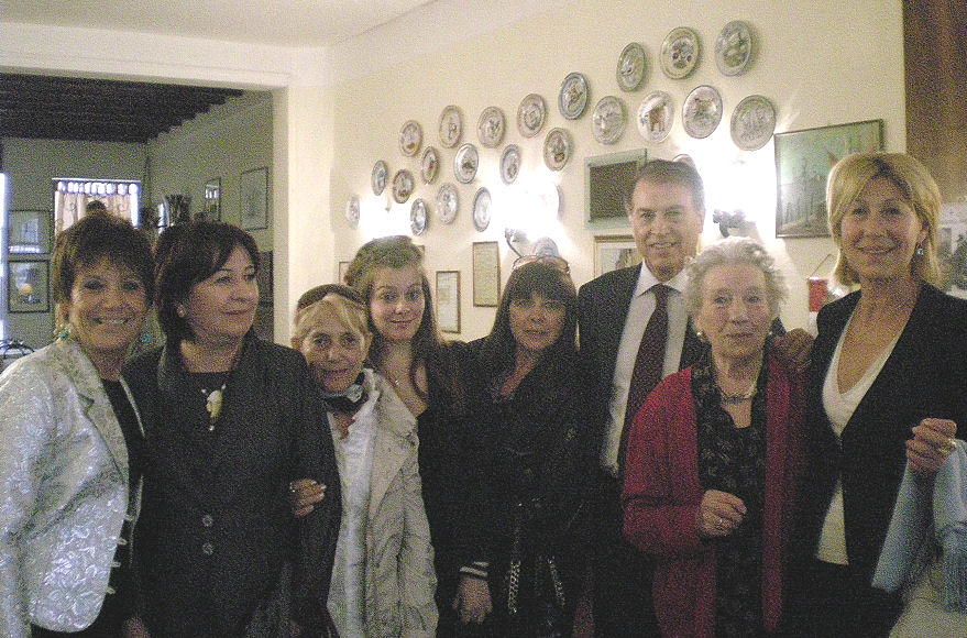 Da sinistra: Angela Solinas (Circolo Sardi uniti di Buenos Aires), Serafina Mascia (FASI), Giovanna Porcu, Maria Vittoria LLantada, Giovanna Signorini Falchi (del Circolo sardo de la Plata), on. Franco Narducci, Loredana Manca (Circolo sardo del Mar de Plata). 