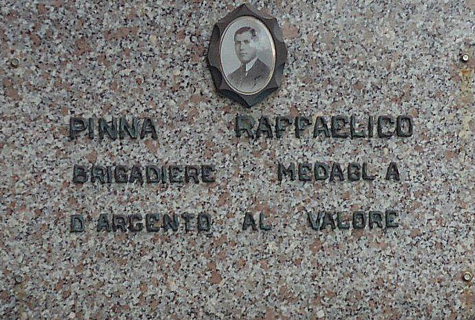 Lapide della tomba del vicebrigadiere Raffaele Pinna a Giave