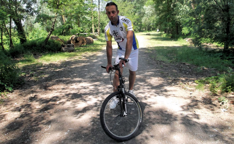 Il biker Diego Puddu, originario di Illorai (SS), in allenamento a Zibido San Giacomo (Parco Sud Milano)