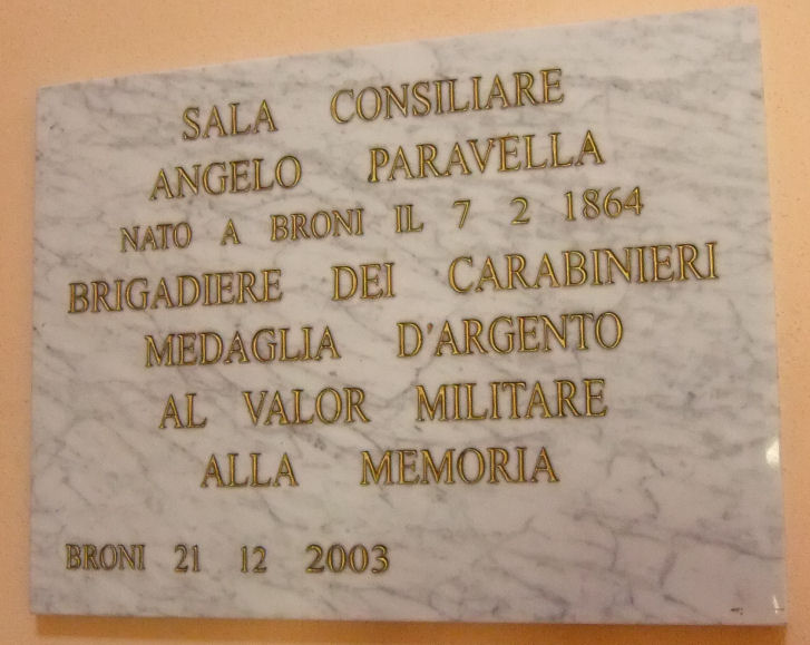 Lapide con dedica al brigadiere Angelo Paravella della sala consiliare di Broni 