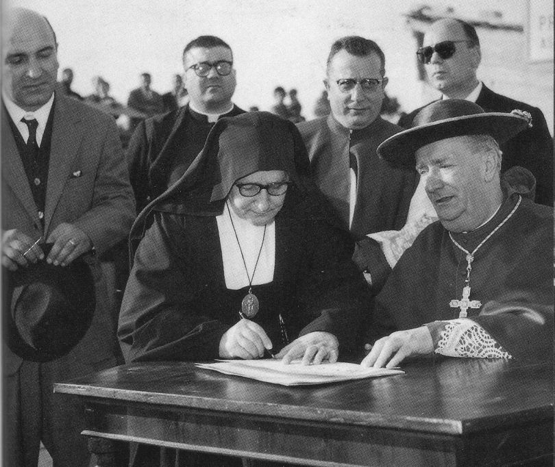 Nella foto Mons. Masala è, in secondo piano, tra la suora  e il cardinale Ottaviani