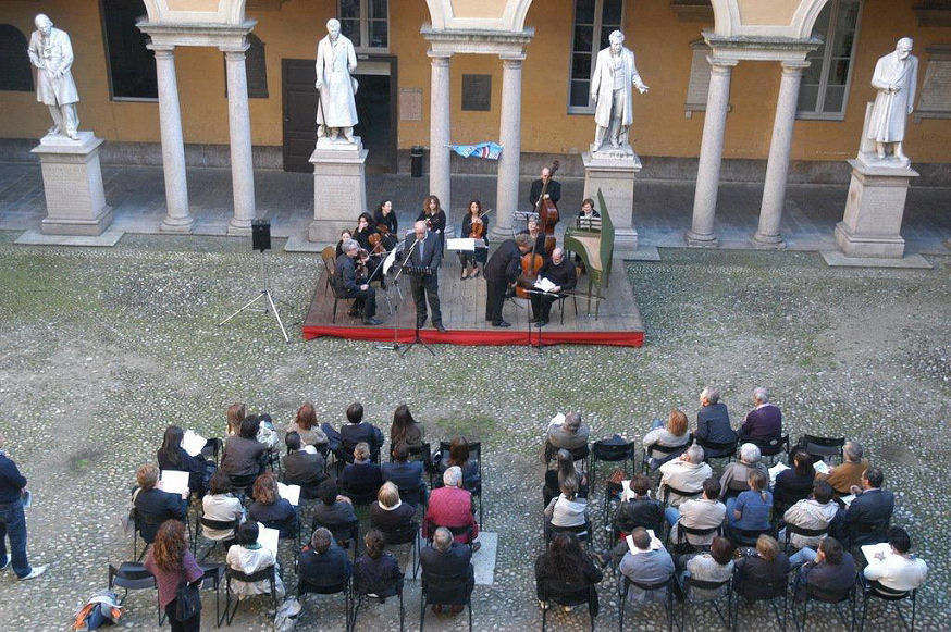 Pavia Università Cortile delle Statue 04 maggio 2012 -  Pulina legge Imagine in sardo Foto di Pierino Sacchi 
