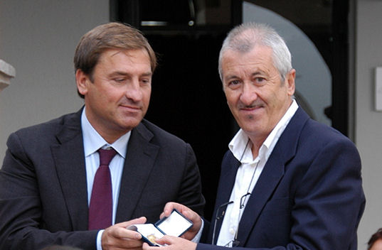 L’Assessore regionale Sergio Milia premia Domenico Battaglia vincitore del Premio Ozieri Sezione Poesia Sarda Inedita “Antonio Sanna”