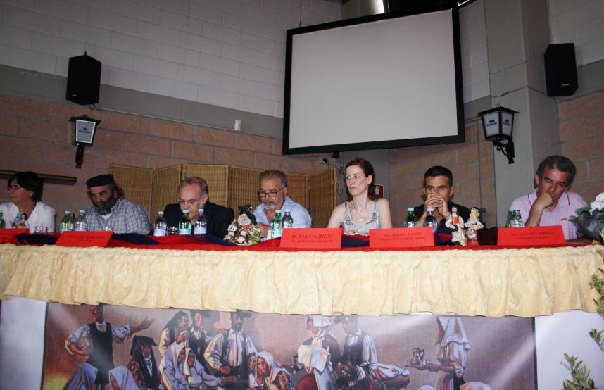 Foto di Francesco Sanna: da sinistra, Serafina Mascia,  Gigi Sanna, Antonello Lai,  Franco Saddi, Sonia Cagnoni, Simone Pisano, Giacomo Serreli.