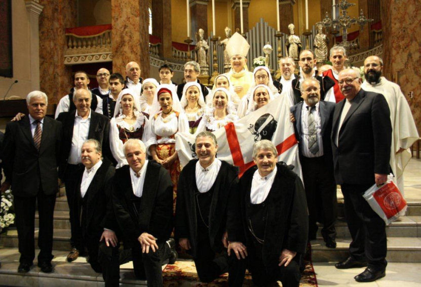 Lecco, domenica 29 aprile, Sa Die sa Sardigna, Dopo la messa officiata da mons. Cecchin. Foto di Francesco Sanna 